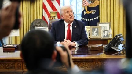 Le président américain Donald Trump dans le Bureau ovale de la Maison Blanche, le 26 mars 2025 à Washington (Etats-Unis). (WIN MCNAMEE / GETTY IMAGES NORTH AMERICA VIA AFP)