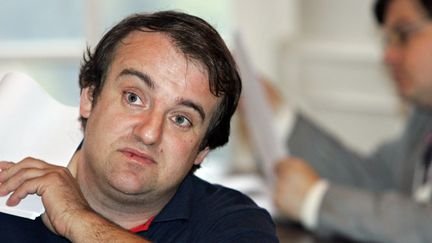 Vincent Reynouard, poursuivi pour contestation de crime contre l'humanité, pose lors de sa comparution devant le tribunal correctionnel de Saverne (Bas-Rhin), le 27 septembre 2007. (FREDERICK FLORIN / AFP)