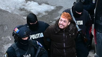 Mohamed Amra lors de son arrestation en Roumanie, le 22 février 2025. (DANIEL MIHAILESCU / AFP)