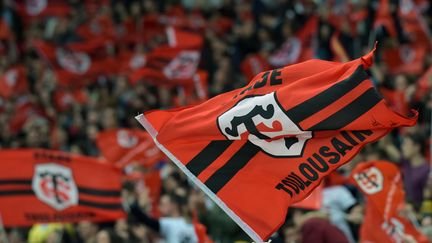 Des drapeaux du stade toulousain en tribunes. (PASCAL PAVANI / AFP)