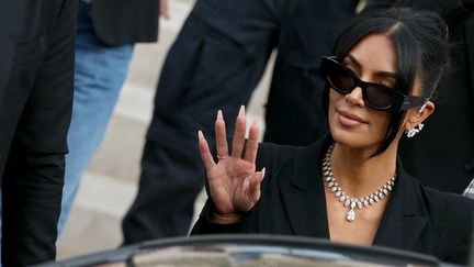 La star américaine Kim Kardashian après son témoignage à la Cour d'assises de Paris, le 13 mai 2025. (ALAIN JOCARD / AFP)