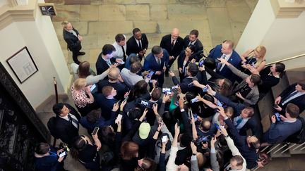 Le "speaker" de la chambre des Représentants à Washington parle à des journalistes après une rencontre avec Donald Trump, le 21 mai 2025. (ANNA MONEYMAKER / GETTY IMAGES NORTH AMERICA/ AFP)