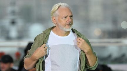 Julian Assange, pose à Cannes, mardi 20 mai, avec un T-shirt blanc portant les prénoms des enfants palestiniennes tués à Gaza en représailles à l'attaque perpétrée par le Hamas le 7 octobre 2023. (MUSTAFA YALCIN / ANADOLU / AFP)