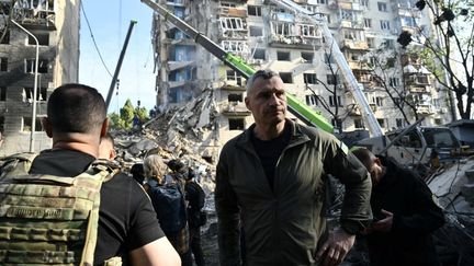Le maire de Kiev, Vitali Klitschko, devant un immeuble ravagé par des missiles russes dans la capitale ukrainienne, le 17 juin 2025. (GENYA SAVILOV / AFP)