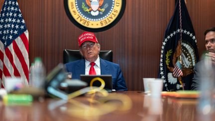 Donald Trump et le secrétaire d'Etat Marco Rubio supervisent les frappes américaines en Iran dans la "Situation Room" à la Maison Blanche, le 21 juin 2025. (GETTY IMAGES NORTH AMERICA / AFP)