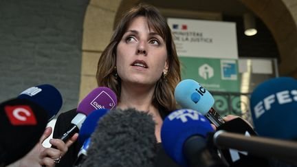 Manon Lemoine répond au palais de justice à la fin du procès deJoël Le Scouarnec, le 28 mai 2025. (DAMIEN MEYER / AFP)