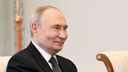 Le président russe Vladimir Poutine lors d'une rencontre à Saint-Pétersbourg (Russie), le 18 juin 2025. (ALEXEY DANICHEV / AFP)