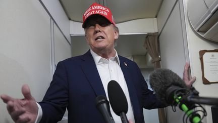 Donald Trump s'exprime face à la presse à bord de l'avion présidentiel Air Force One, le 4 juillet 2025, à Morristown (New Jersey). (JACQUELYN MARTIN / SIPA)