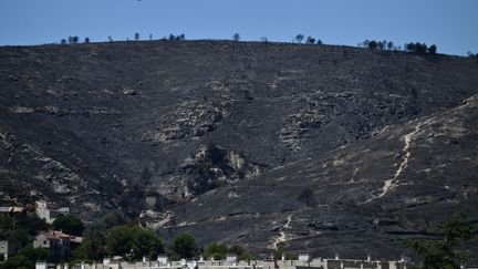 Une zone incendiée dans le quartier nord de la Castellane à Marseille, le 9 juillet 2025. (CHRISTOPHE SIMON / AFP)