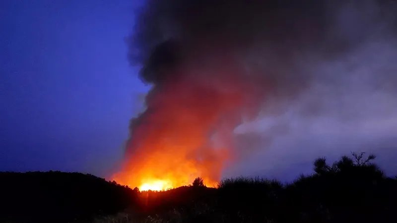 Saint-Laurent-de-la-Cabrerisse (Aude) - des reprises du feu avec des flammes importantes durant la nuit - 7 août 2025.
