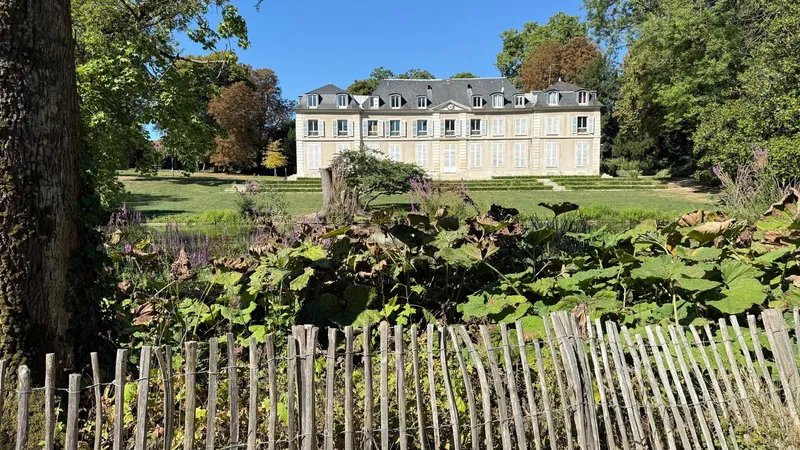 L'étang qui longe l'ancienne maison de Georges Méliès n'est pas clôturé à tous les endroits.