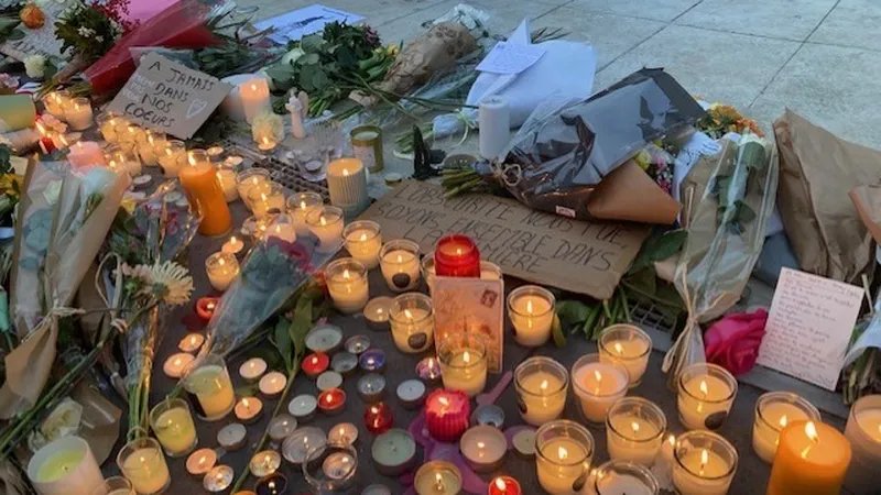 Des fleurs, des bougies et des lettres de soutien au pied de la statue de la République.