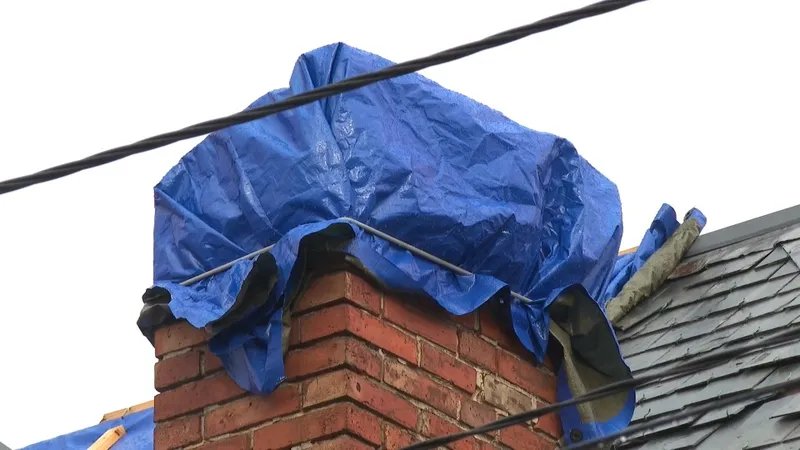 Des toits et des cheminées sont encore endommagés à Ermont, deux mois après le passage d'une violente tempête.