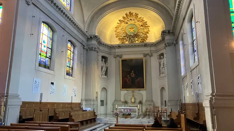 La Chapelle de l'Épiphanie - Missions Etrangères de Paris, située à quelque mètres de celle de la Médaille miraculeuse, était, le jour de l'écriture de ce reportage, bien moins visitée.