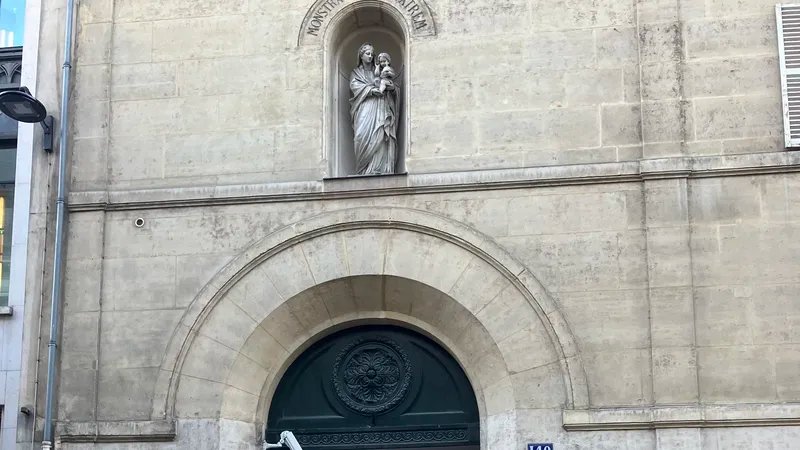 La chapelle de la Médaille-Miraculeuse se situe rue du Bac dans le 7e arrondissement.