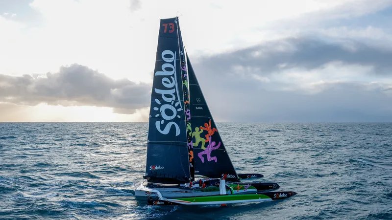 Le maxi-trimaran Sodebo 3 au large de Brest après aveoir battu le Trophée Jules Verne.