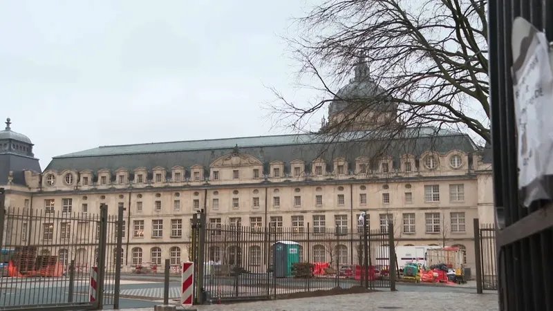 Depuis le jardin, les visiteurs peuvent admirer l'ancien hôpital d'instruction des armées du Val-de-Grâce.