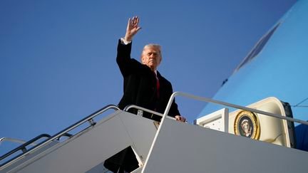 Donald Trump à bord de l'Air Force One, le 13 février 2026. (NATHAN HOWARD / GETTY IMAGES NORTH AMERICA / AFP)