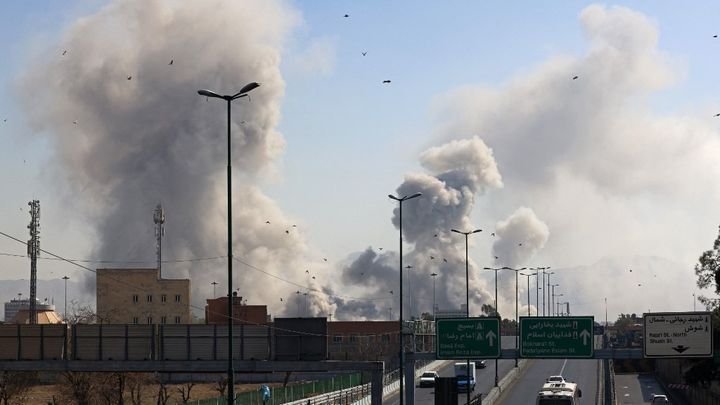 Un panache de fumée s'élève après une frappe sur la capitale iranienne, Téhéran, le 5 mars 2026. (ATTA KENARE / AFP)