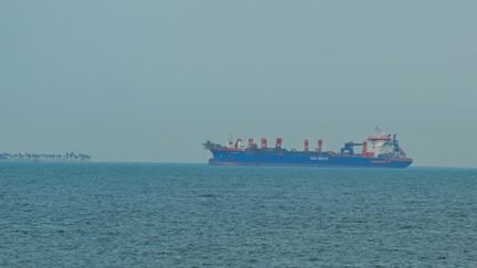 Des navires au large des Emirats arabes unis, le 2 mars 2026. (STRINGER / ANADOLU / AFP)