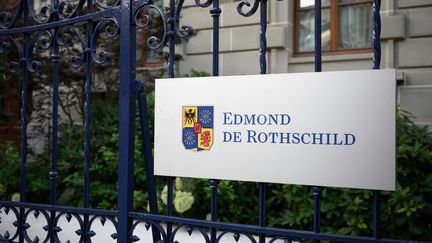 Le logo de la banque Edmond de Rothschild. (FABRICE COFFRINI / AFP)