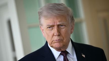 Le président américain Donald Trump s'adresse à la presse devant le Bureau ovale de la Maison Blanche, à Washington, le 13 avril 2026. (BRENDAN SMIALOWSKI / AFP)