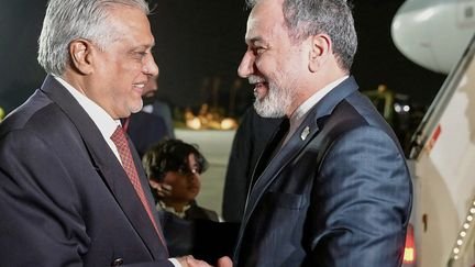 Cette photographie, diffusée par le ministère iranien des Affaires étrangères, montre le ministre pakistanais des Affaires étrangères, Ishaq Dar (à gauche), saluant son homologue iranien, Abbas Araghchi, à son arrivée à Islamabad (Pakistan) le 24 avril 2026. (IRANIAN FOREIGN MINISTRY / AFP)