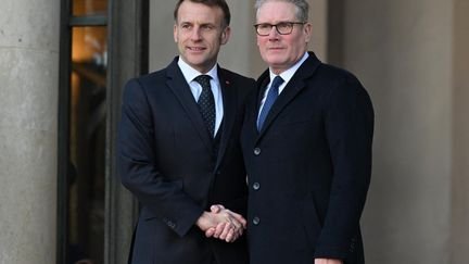 Le président de la République français, Emmanuel Macron, et le Premier ministre britannique, Keir Starmer, le 6 janvier 2026. (MUSTAFA YALCIN / ANADOLU / AFP)