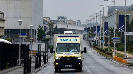 Un véhicule du Samu arrive à l'aéroport du Bourget (Seine-Saint-Denis) avant le rapatriement des passagers français du "MV Hondius", le 10 mai 2026. (XAVIER GALIANA / AFP)